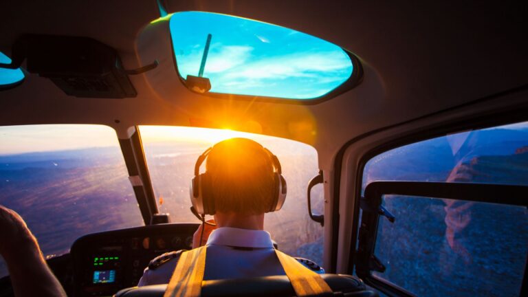 Pilot flying a plne